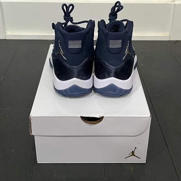 Women’s Air Jordan 11 Retro - Picture 3 of 7